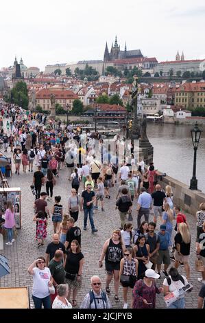 Prag, Repubblica Ceca. 05th giugno 2022. Passerelle-a piedi attraverso il Ponte Carlo di fronte al Castello di Praga. Credit: Sebastian Kahnert/dpa/Alamy Live News Foto Stock