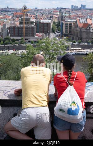 Prag, Repubblica Ceca. 06th giugno 2022. I turisti si trovano nel Parco Letna e guardano la Città Vecchia di Praga. Credit: Sebastian Kahnert/dpa/Alamy Live News Foto Stock