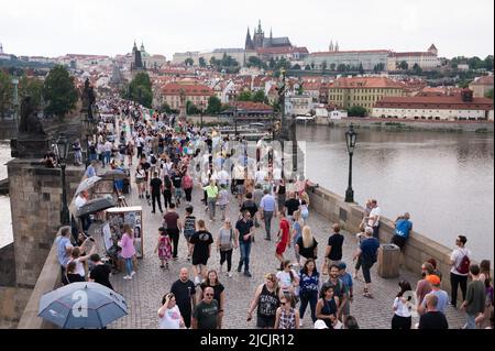 Prag, Repubblica Ceca. 05th giugno 2022. Passerelle-a piedi attraverso il Ponte Carlo di fronte al Castello di Praga. Credit: Sebastian Kahnert/dpa/Alamy Live News Foto Stock