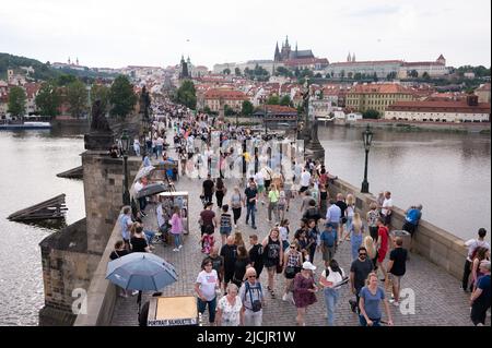 Prag, Repubblica Ceca. 05th giugno 2022. Passerelle-a piedi attraverso il Ponte Carlo di fronte al Castello di Praga. Credit: Sebastian Kahnert/dpa/Alamy Live News Foto Stock