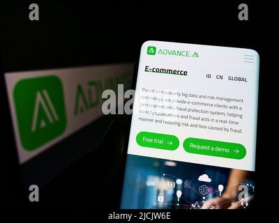 Persona che tiene lo smartphone con la pagina web della società di intelligenza artificiale Advance Intelligence Pte. Ltd. Sullo schermo di fronte al logo. Concentrarsi sul centro del display del telefono. Foto Stock