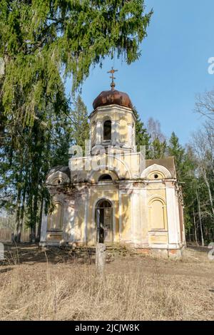 Galgauskas San Giovanni Battista Chiesa ortodossa tra alberi e arbusti sottobosco. Sopra le cime degli alberi si può vedere il campanile, Gulbene re Foto Stock