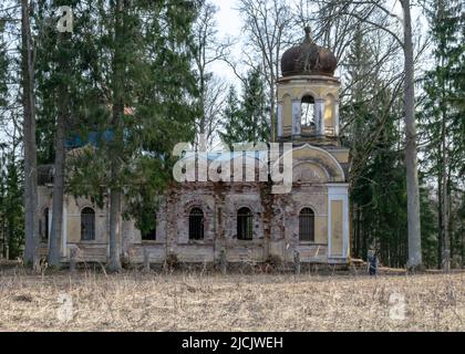 Galgauskas San Giovanni Battista Chiesa ortodossa tra alberi e arbusti sottobosco. Sopra le cime degli alberi si può vedere il campanile, Gulbene re Foto Stock