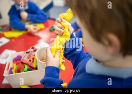 Foto del file datata 27/11/2019 dei bambini delle scuole durante una lezione di primo anno della Fondazione (EYFS) in una scuola primaria. I ricercatori hanno scoperto che quelli con una migliore capacità di gioco tra pari all'età di tre anni mostravano costantemente meno segni di cattiva salute mentale quattro anni dopo. Data di emissione: Domenica 12 giugno 2022. Foto Stock