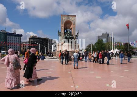 Piazza Taksin con il Monumento della Repubblica a Istanbul in Turchia Foto Stock