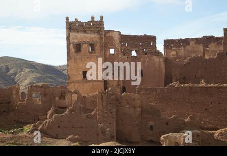 TELOUET, MAROCCO - 22 NOVEMBRE 2018 lavori di ristrutturazione del palazzo e danni agli edifici e alle mura esterne Foto Stock