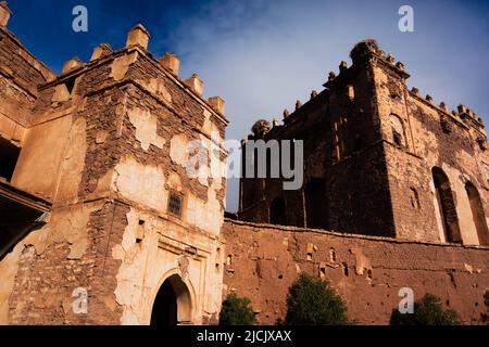 TELOUET, MAROCCO - 22 NOVEMBRE 2018 lavori di ristrutturazione del palazzo e danni agli edifici Foto Stock