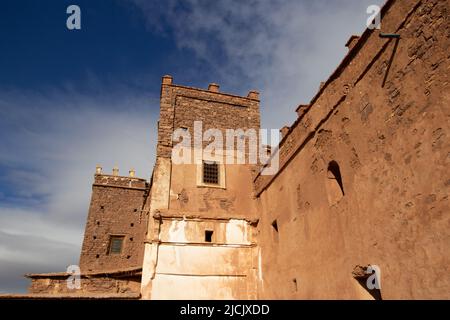 TELOUET, MAROCCO - 22 NOVEMBRE 2018 lavori di ristrutturazione delle torri e danni agli edifici Foto Stock