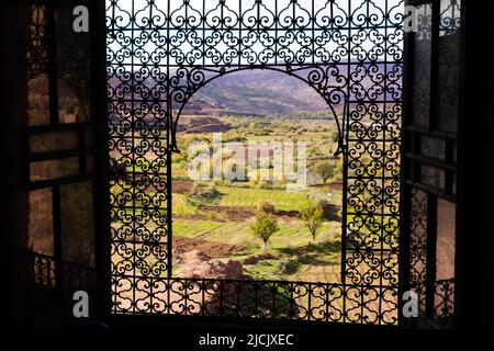 TELOUET, MAROCCO - 22 NOVEMBRE 2018 finestra con le montagne al di là dei lavori di ristrutturazione sul palazzo Foto Stock