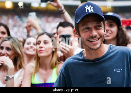 Valentino Rossi e Francesca Sofia Novello sono stati visti il 13 2022 giugno al concerto di Cesare Cremonini allo Stadio Giuseppe Meazza di San Siro a Milano. Foto Stock