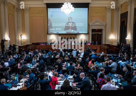 Washington, DC, USA, 13 giugno 2022. Washington, DC - Giugno 13 : Un video di Jason Miller che parla è mostrato su uno schermo come la commissione di selezione della Camera ha incaricato di indagare l'attacco di gennaio 6th sul Capitol tenere un'audizione su Capitol Hill Lunedi, Giugno 13, 2022 a Washington, DC. Foto di Jabin Botsford/Pool/ABACAPRESS.COM Foto Stock