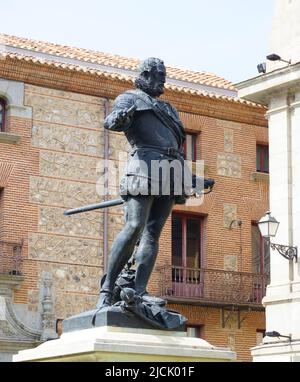 Plaza de la Villa con il Monumento a Álvaro de Bazán (realizzato da Mariano Benlliure), ammiraglio spagnolo a Madrid Spagna. Foto Stock