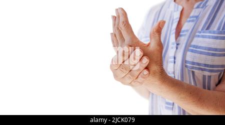 Banner, oggetto isolato. Primo piano di una mano di una donna che sta sperimentando dolore articolare Foto Stock