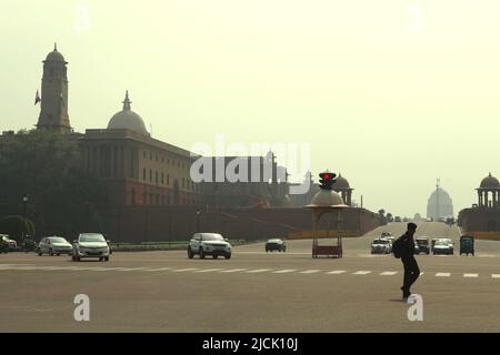 Traffico su Rajpath Boulevard, sullo sfondo dell'edificio della segreteria indiana sulla collina Raisina a nuova Delhi, Delhi, India. Foto Stock