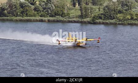 bombardier 415 velivolo anfibio, durante la fase di caricamento dell'acqua in un lago Foto Stock