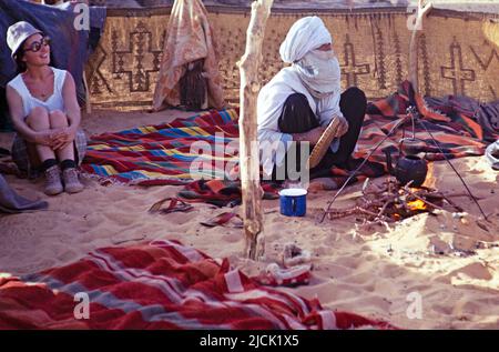 Visita turistica alla tenda del campo nomade di Taureg, nei pressi di Djanet, Algeria, Nord Africa 1973 Foto Stock