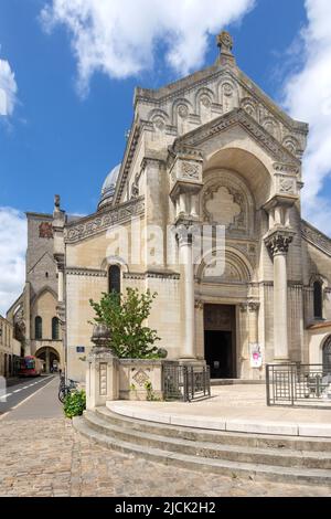 Basilica neo-bizantina di Saint-Martin de Tours, rue Descartes, Tours, Francia. Foto Stock