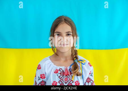 Ragazza Ucraina bambino in vyshyvanka. Messa a fuoco selettiva. Foto Stock