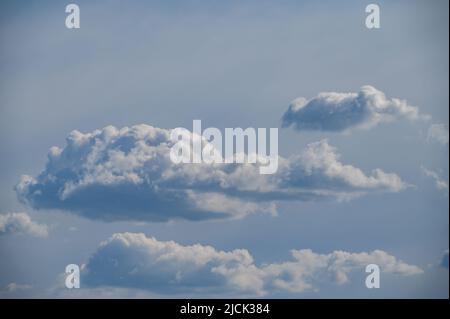 Cielo blu leggermente appannato con nuvole Foto Stock