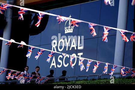 Una vista generale della segnaletica durante il giorno uno del Royal Ascot a Ascot Racecourse. Data foto: Martedì 14 giugno 2022. Foto Stock