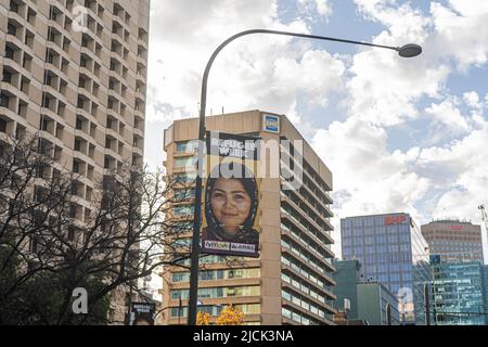 Adelaide Australia, 14 giugno 2022. Le immagini dei rifugiati australiani sono esposte su striscioni in Victoria Square Adelaide nell'ambito della settimana dei rifugiati del 19-25 giugno. La settimana dei rifugiati è una celebrazione annuale che informa la popolazione sui rifugiati e celebra i loro contributi. Il tema 2022 è guarigione. Credit. amer Ghazzal/Alamy Live News Foto Stock