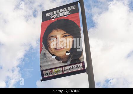 Adelaide Australia, 14 giugno 2022. Le immagini dei rifugiati australiani sono esposte su striscioni in Victoria Square Adelaide nell'ambito della settimana dei rifugiati del 19-25 giugno. La settimana dei rifugiati è una celebrazione annuale che informa la popolazione sui rifugiati e celebra i loro contributi. Il tema 2022 è guarigione. Credit. amer Ghazzal/Alamy Live News Foto Stock