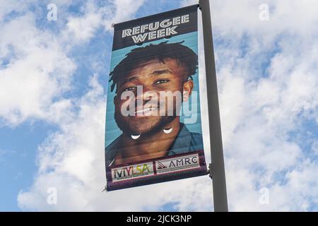 Adelaide Australia, 14 giugno 2022. Le immagini dei rifugiati australiani sono esposte su striscioni in Victoria Square Adelaide nell'ambito della settimana dei rifugiati del 19-25 giugno. La settimana dei rifugiati è una celebrazione annuale che informa la popolazione sui rifugiati e celebra i loro contributi. Il tema 2022 è guarigione. Credit. amer Ghazzal/Alamy Live News Foto Stock