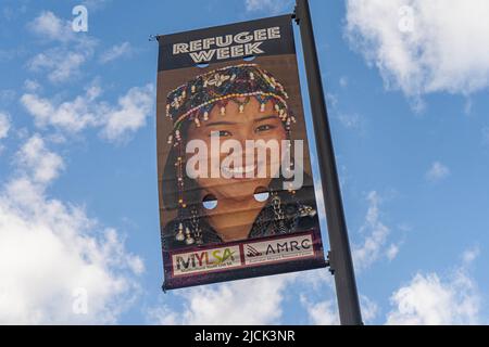 Adelaide Australia, 14 giugno 2022. Le immagini dei rifugiati australiani sono esposte su striscioni in Victoria Square Adelaide nell'ambito della settimana dei rifugiati del 19-25 giugno. La settimana dei rifugiati è una celebrazione annuale che informa la popolazione sui rifugiati e celebra i loro contributi. Il tema 2022 è guarigione. Credit. amer Ghazzal/Alamy Live News Foto Stock