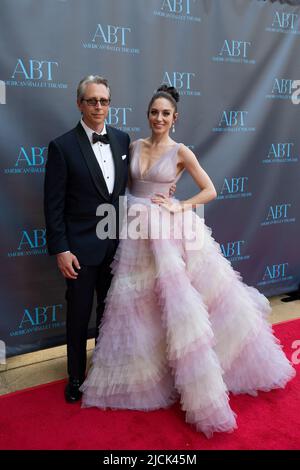 New York, Stati Uniti. 13th giugno 2022. Dimitri Drone e Krystn Hammond partecipano al gala di giugno dell'American Ballet Theatre al David H. Koch Theatre al Lincoln Center di New York, New York, il 13 giugno 2022. (Foto di Gabriele Holtermann/Sipa USA) Credit: Sipa USA/Alamy Live News Foto Stock