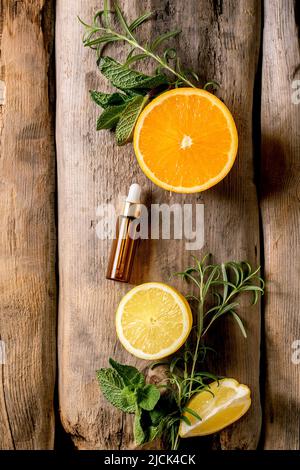 Rosmarino essenziale organico, menta, limone e aroma di arancia o olio cosmetico da ingredienti freschi in bottiglia di vetro con pipetta. Promo concetto per pelle b Foto Stock