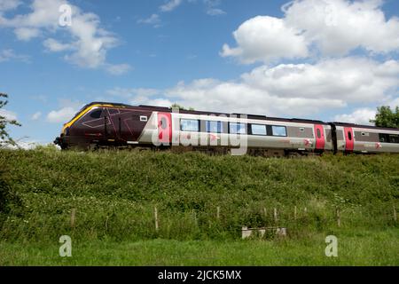 Un treno diesel Arriva CrossCountry Voyager, Warwickshire, Regno Unito Foto Stock