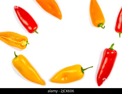 Peperoni freschi mature colorati isolati su sfondo bianco Foto Stock