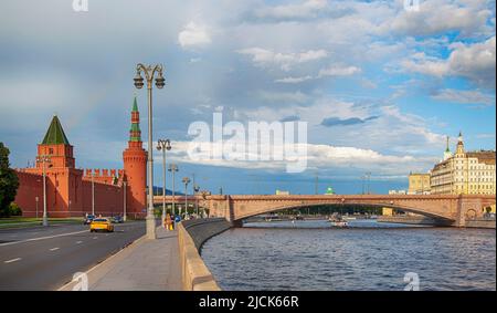 Vista sul fiume Moskva e sul Cremlino di Mosca. Argine sul fiume Mosca, Mosca, Russia, Europa Foto Stock