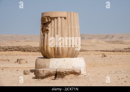 Il tempiale di Aten chiamato la ‘Mansion of the Aten in Akhetaten’ con la sua replica di colonna, Tell el-Amarna, Medio Egitto Foto Stock