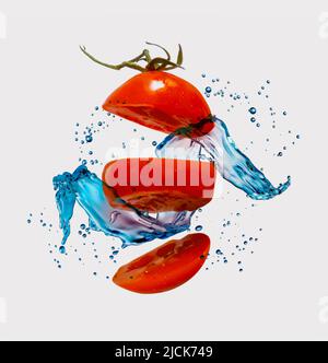 Pomodori a fette. Pomodori puliti con acqua. Fette di pomodoro volanti. 3D illustrazione. Foto Stock