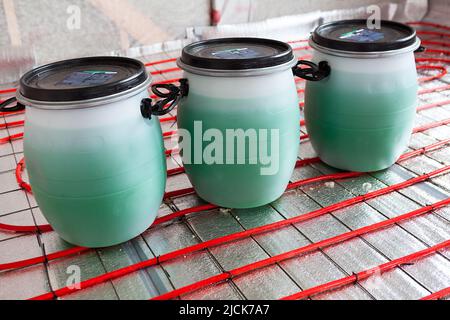 Installazione del sistema di riscaldamento a pavimento, primo piano sul pavimento dell'acqua del sistema di riscaldamento interno di una nuova casa di appartamenti Foto Stock