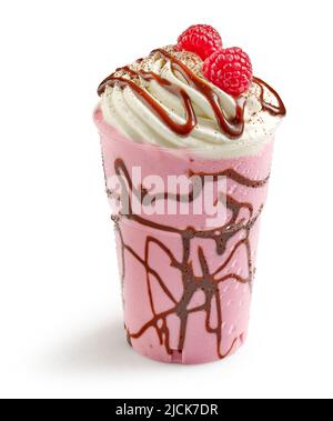 frullato rosa di lamponi decorato con salsa di shocolate e panna montata isolata su sfondo bianco Foto Stock