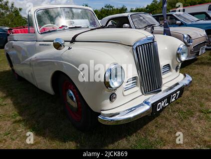 Vista frontale di tre quarti di un MkII, Cream, 1951, Sunbeam Talbot 90, drophead coupé, In mostra al Deal Classic Car Show 2022 Foto Stock