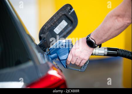 Amburgo, Germania. 14th giugno 2022. Un uomo riempie la sua auto in una stazione di benzina. Credit: Daniel Reinhardt/dpa/Alamy Live News Foto Stock