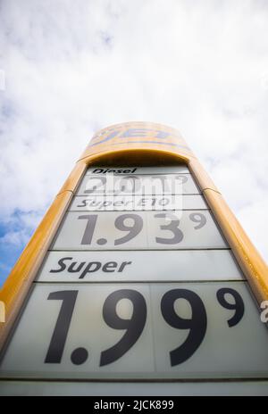 Amburgo, Germania. 14th giugno 2022. I prezzi dei carburanti possono essere visualizzati sul display di una stazione di servizio. Credit: Daniel Reinhardt/dpa/Alamy Live News Foto Stock