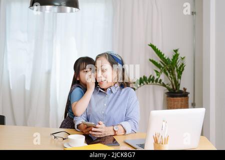 Ritratto asiatico, nonna e nipote fare il tempo libero con i bambini piccoli sussurrando segreti tra di loro Foto Stock