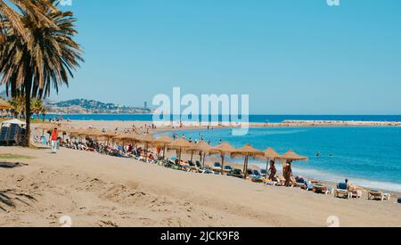 Malaga, Spagna - 26 maggio 2022: Una vista panoramica sulla famosa spiaggia la Malagueta di Malaga, in Spagna, con molte persone che godono del bel tempo di a s. Foto Stock