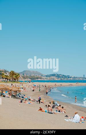 Malaga, Spagna - 26 maggio 2022: Persone che godono il bel tempo di una giornata di primavera soleggiato nella popolare spiaggia la Malagueta a Malaga, Spagna Foto Stock