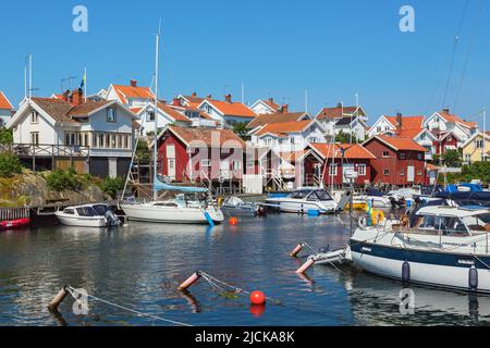 Case e barche al canale in un vecchio villaggio di pescatori in estate Foto Stock