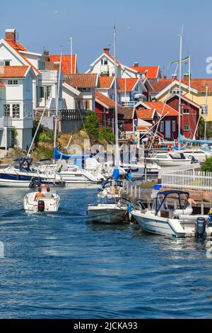 Barche nello stretto canale del mare tra le case Foto Stock