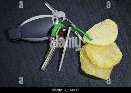 Portachiavi astratto con molte chiavi e patate chips Foto Stock