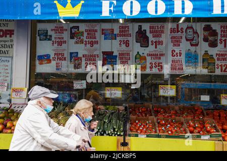 Washington, Stati Uniti. 11th maggio 2022. I pedoni passano accanto a un negozio a New York, Stati Uniti, 11 maggio 2022. Credit: Wang Ying/Xinhua/Alamy Live News Foto Stock