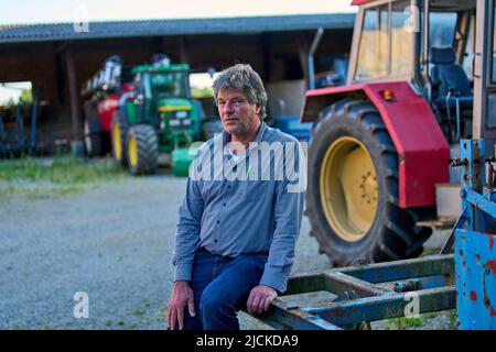 L'ultimo agricoltore locale Eckardt Heukamp nel villaggio di Lützerath il Juni 13, 2022 a Lützerath, Germania. Lützerath è una frazione della città di Erkelenz nella Renania settentrionale-Vestfalia. Il gruppo di approvvigionamento energetico RWE prevede di demolire completamente Lützerath al fine di espandere la miniera d'opencast Garzweiler e aprire l'area per l'estrazione di carbone marrone. © Peter Schatz / Alamy Live News Foto Stock