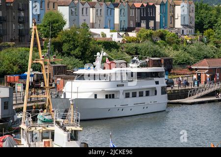 Lo yacht Miss Conduct è ormeggiato nella zona portuale del porto galleggiante di Bristol in una giornata di sole. Foto Stock