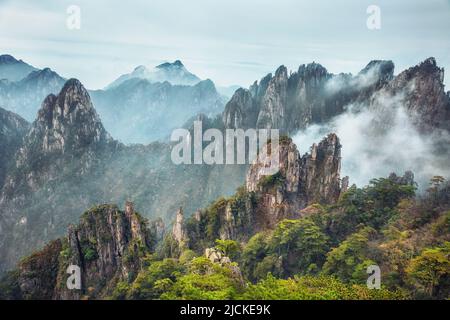 Vista dalla terrazza rinfrescante nella montagna di Huangshan, conosciuta come montagna gialla, Anhui, Cina. Foto Stock